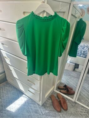 CeCe Kelly Green Ruffle Neck Details Princess Gathered Puff Sleeve Blouse✨